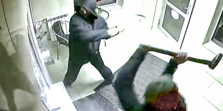 Napadli na kantor w Żarach. Policja publikuje wstrząsające nagranie [FOTO+WIDEO]