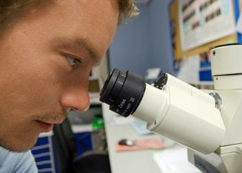 Setki tysięcy naukowców publikują w czasopismach pseudonaukowych