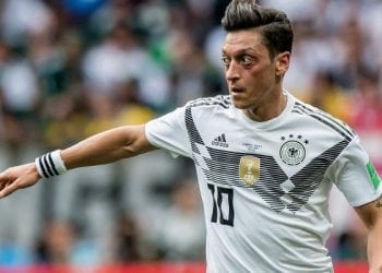 Ojciec Mesuta Oezila podgrzał emocje w Niemczech. „Na jego miejscu zrezygnowałbym z gry w kadrze”