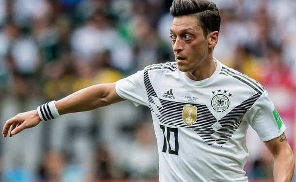 Ojciec Mesuta Oezila podgrzał emocje w Niemczech. „Na jego miejscu zrezygnowałbym z gry w kadrze”