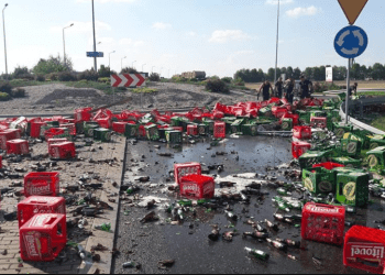 Tysiące butelek piwa rozbiło się na drodze. Kierowca ciężarówki za szybko wjechał na rondo [FOTO]