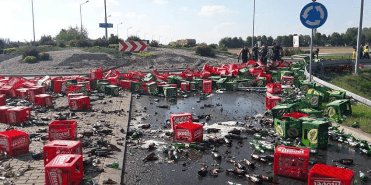 Tysiące butelek piwa rozbiło się na drodze. Kierowca ciężarówki za szybko wjechał na rondo [FOTO]