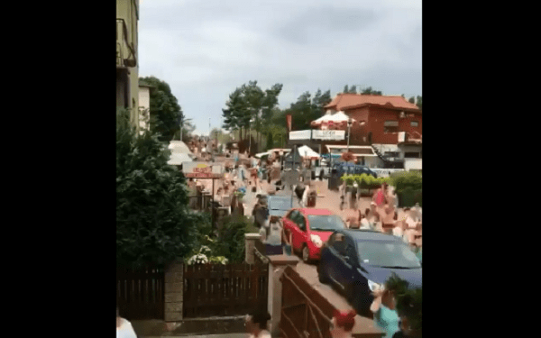 Co się dzieje, kiedy nad plażę nadciąga burza? Internauta opublikował zabawne nagranie [WIDEO]