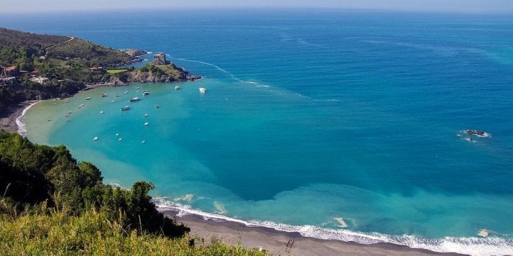 Wybierasz się na wakacje do Włoch? Papieros na plaży może Cię kosztować nawet 500 euro