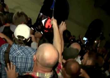 Krzyczał i popychał funkcjonariusza. Policja szuka agresywnego demonstranta [WIDEO]