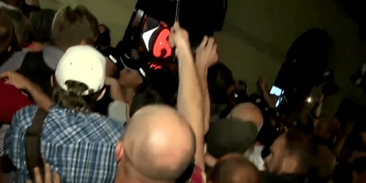 Krzyczał i popychał funkcjonariusza. Policja szuka agresywnego demonstranta [WIDEO]