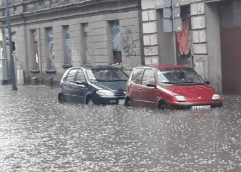 Gwałtowne ulewy w Polsce. Ulice zamieniły się w rzeki [FOTO+WIDEO]