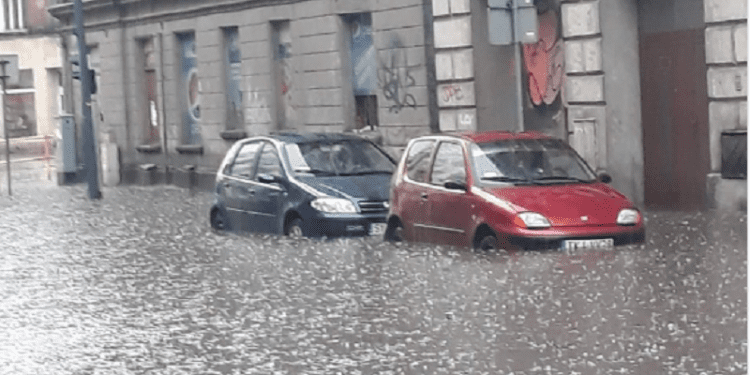 Gwałtowne ulewy w Polsce. Ulice zamieniły się w rzeki [FOTO+WIDEO]