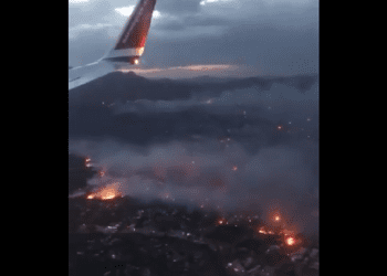 Grecja: Tak wyglądają pożary widziane „z lotu ptaka”. Internauta opublikował wstrząsające nagranie [WIDEO]