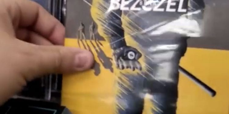 Zadrwił z rapera stawiając jego płytę na półce obok Sławomira. Ten odpowiedział. „Na ból d**y nic nie doradzę” [WIDEO]