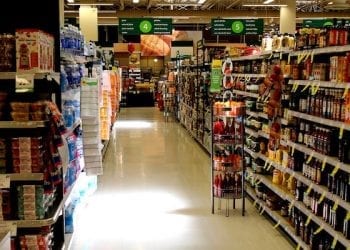 Zakaz handlu miał pomóc małym sklepom, a doprowadza je do ruiny. Drastyczny spadek obrotów!