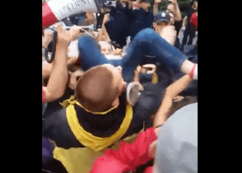 Awantura pod Sejmem. Jednego z protestujących próbowano przerzucić przez barierki [FOTO+WIDEO]