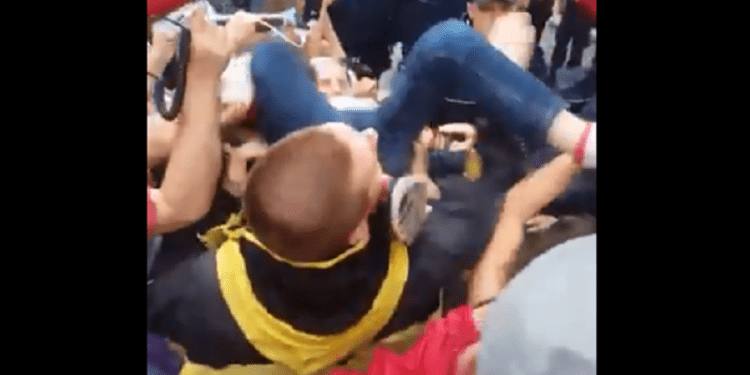 Awantura pod Sejmem. Jednego z protestujących próbowano przerzucić przez barierki [FOTO+WIDEO]