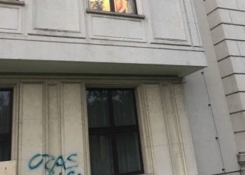 Akt wandalizmu pod Sejmem. Przy wejściu do budynku protestujący wymalowali sprayem napis. Sprawca zatrzymany przez policję!