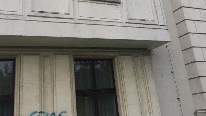 Akt wandalizmu pod Sejmem. Przy wejściu do budynku protestujący wymalowali sprayem napis. Sprawca zatrzymany przez policję!