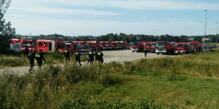 Szwedzi dziękują polskim strażakom. Ponad 40 wozów wyruszyło na pomoc [FOTO+WIDEO]
