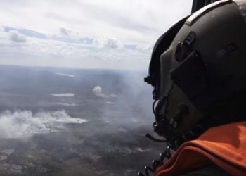 Szwecja: Lotnictwo wojskowe bombarduje płonący las. To nowa metoda walki z pożarami [WIDEO]