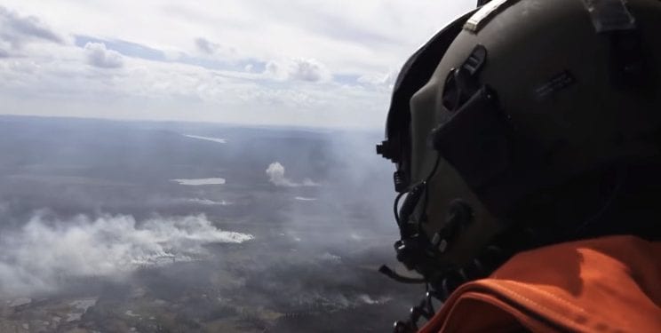 Szwecja: Lotnictwo wojskowe bombarduje płonący las. To nowa metoda walki z pożarami [WIDEO]