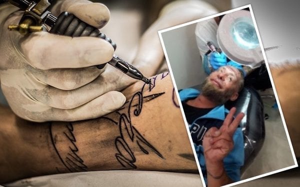 Zrobili bezdomnemu Polakowi tatuaż na czole. Zgodził się za… 100 euro!