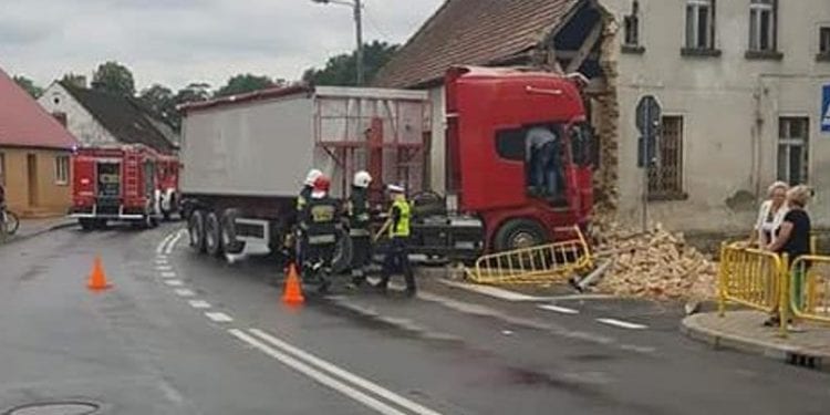 Lubuskie: Ciężarówka uderzyła w budynek. Kierowca przestraszył się pszczoły [FOTO]