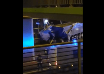 Dramatyczna akcja ratunkowa na ekspresówce. Strażacy przez kilkadziesiąt minut uwalniali kierowcę ciężarówki [WIDEO]