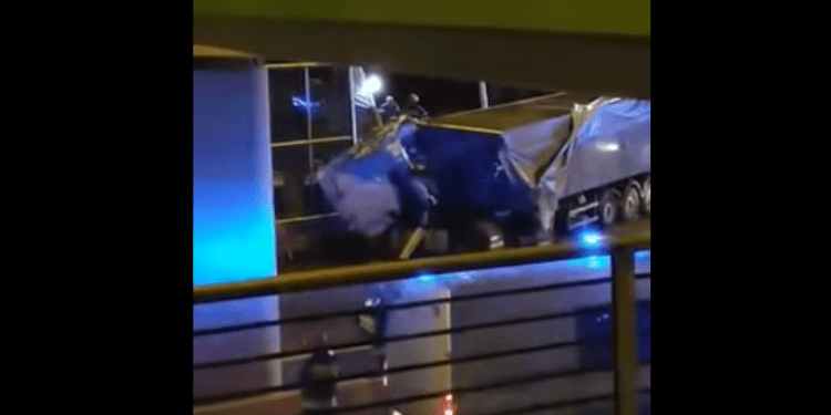 Dramatyczna akcja ratunkowa na ekspresówce. Strażacy przez kilkadziesiąt minut uwalniali kierowcę ciężarówki [WIDEO]