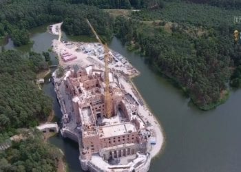 „Wiadomości TVP” przygotowały materiał o tajemniczym zamku w Puszczy Noteckiej. O komentarz poproszono Greenpeace [WIDEO]