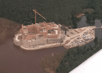 W środku Puszczy Noteckiej powstaje tajemniczy zamek. Internauci komentują kontrowersyjną inwestycję. „Gdzie są ekolodzy?” [FOTO+WIDEO]