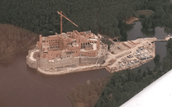 W środku Puszczy Noteckiej powstaje tajemniczy zamek. Internauci komentują kontrowersyjną inwestycję. „Gdzie są ekolodzy?” [FOTO+WIDEO]