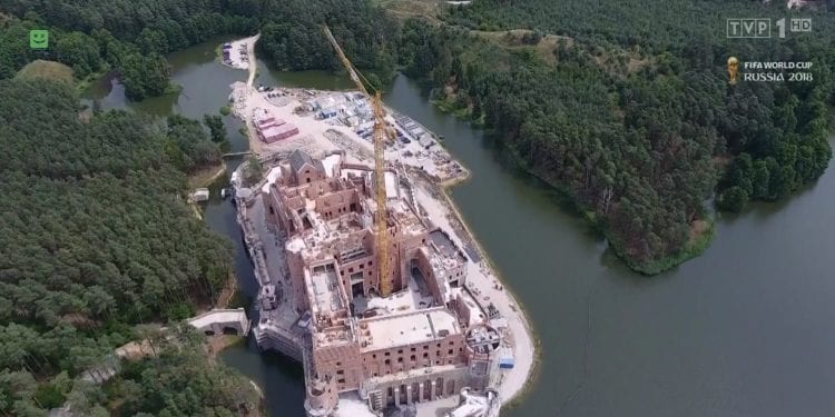 „Wiadomości TVP” przygotowały materiał o tajemniczym zamku w Puszczy Noteckiej. O komentarz poproszono Greenpeace [WIDEO]