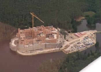 Rodzina Kulczyków oficjalnie odcina się od budowy zamku w Puszczy Noteckiej