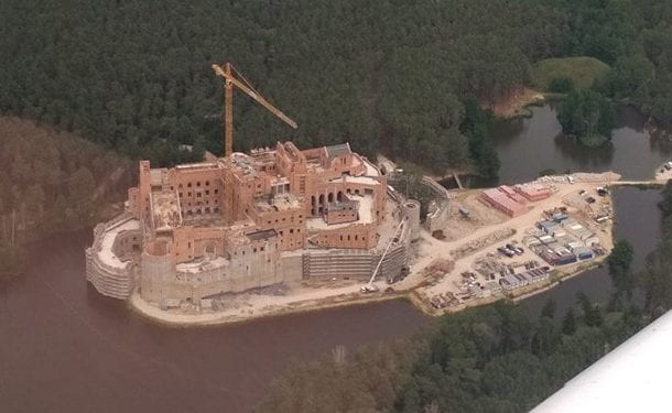 Rodzina Kulczyków oficjalnie odcina się od budowy zamku w Puszczy Noteckiej