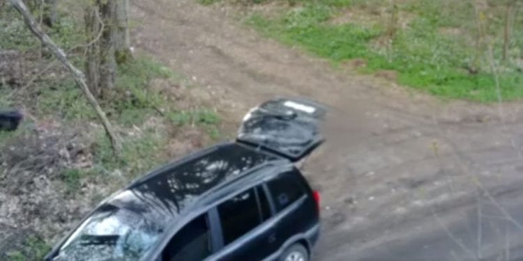 Mężczyzna wyrzucił śmieci w środku lasu. Nie wiedział, że nagrały go kamery! [WIDEO]