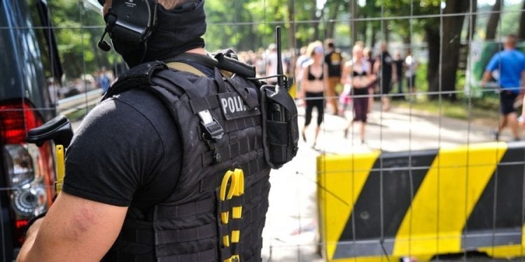 Betonowe zapory przy wjazdach na festiwal Pol’and’Rock w Kostrzynie. Policja nie ukrywa, że chodzi o ochronę przed zamachem