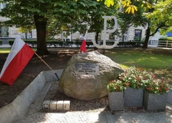 Warszawa: Białorusin rzucił psom polską flagę. Następnie sam ją zdeptał