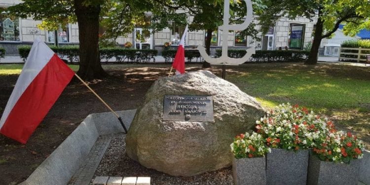 Warszawa: Białorusin rzucił psom polską flagę. Następnie sam ją zdeptał