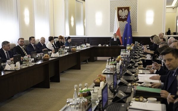 PiS z samodzielnymi rządami, Nowoczesna na dnie. Wyniki najnowszego sondażu robią wrażenie