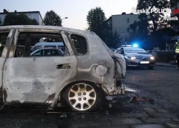 Rybnik: 3-letni chłopiec w płonącym samochodzie. Nikt nie pomógł. Tłum robił zdjęcia i nagrywał