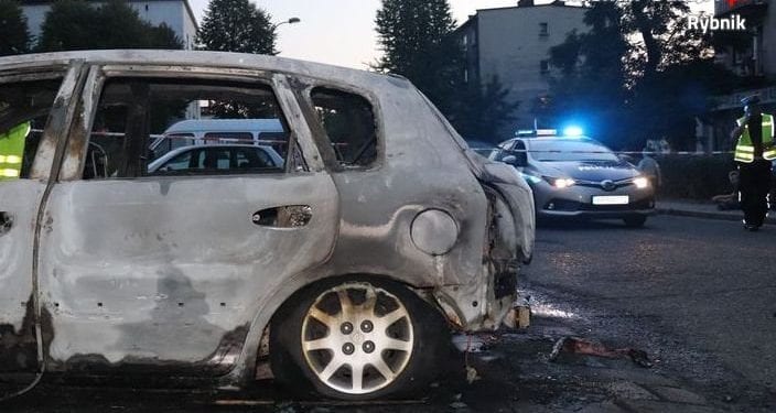 Rybnik: 3-letni chłopiec w płonącym samochodzie. Nikt nie pomógł. Tłum robił zdjęcia i nagrywał