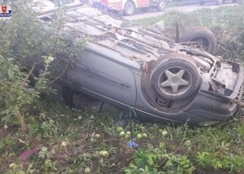 Pijany ojciec wiózł trójkę dzieci. Nie były przypięte, a on dachował