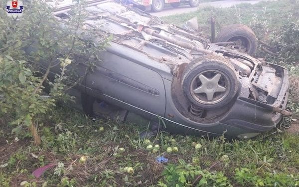 Pijany ojciec wiózł trójkę dzieci. Nie były przypięte, a on dachował