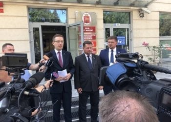 Posłowie Winnicki, Rzymkowski i Józwiak weszli do warszawskiego ratusza. Ujawnili, kto szkolił urzędników. „Anarchistyczna lewica” [WIDEO]