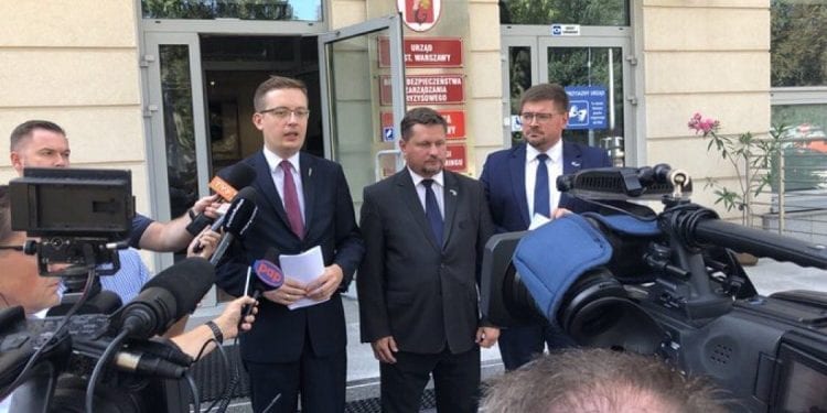 Posłowie Winnicki, Rzymkowski i Józwiak weszli do warszawskiego ratusza. Ujawnili, kto szkolił urzędników. „Anarchistyczna lewica” [WIDEO]
