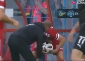 Kuriozalna sytuacja podczas meczu polskiej Ekstraklasy. Piłkarz i trener… urządzili sobie pojedynek MMA [WIDEO]