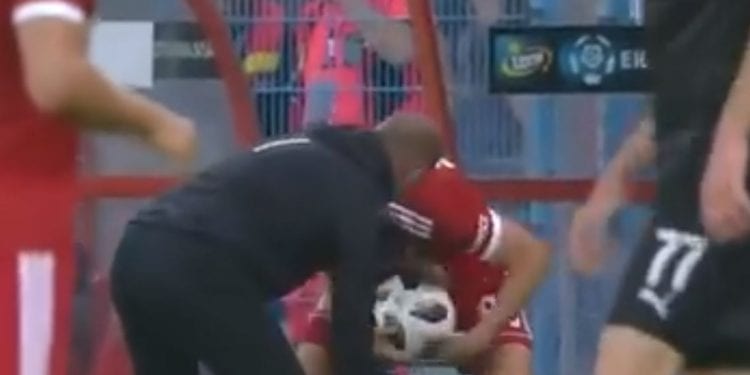Kuriozalna sytuacja podczas meczu polskiej Ekstraklasy. Piłkarz i trener… urządzili sobie pojedynek MMA [WIDEO]