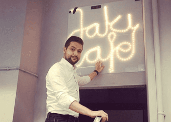 Patryk Jaki otwiera kawiarnię w Warszawie. Nietypowy pomysł kandydata na prezydenta stolicy [FOTO]