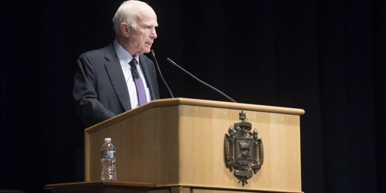 Senator John McCain przerywa leczenie