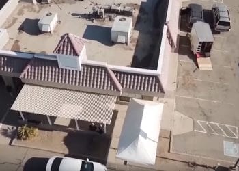 Policjanci zrobili nalot na dawną restaurację KFC. W podłodze znaleźli prowadzące za granicę podziemne przejście [WIDEO]