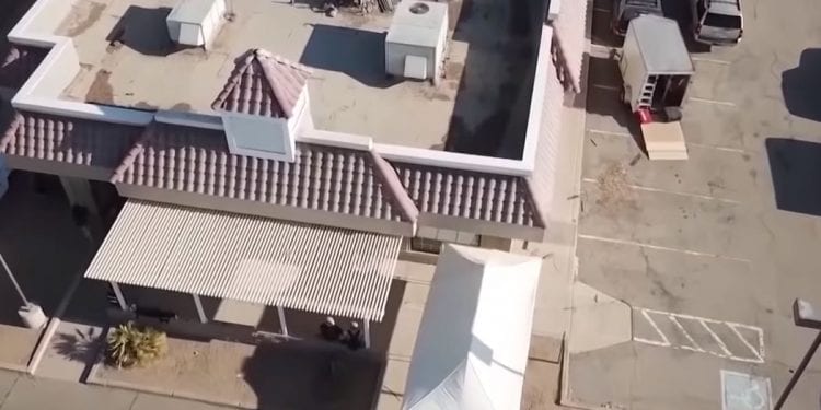 Policjanci zrobili nalot na dawną restaurację KFC. W podłodze znaleźli prowadzące za granicę podziemne przejście [WIDEO]