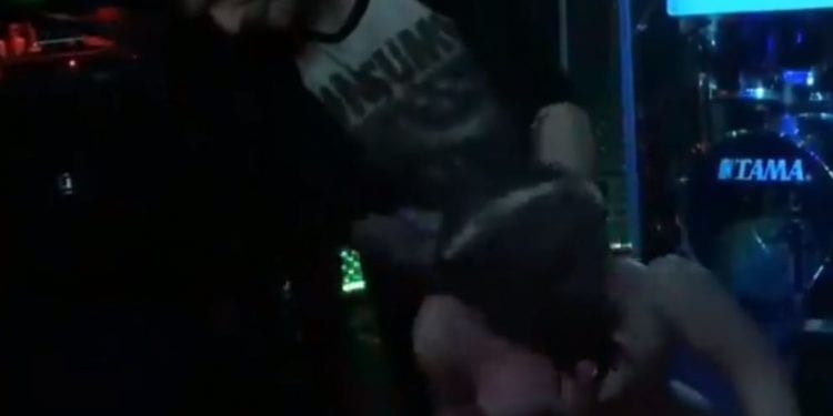 Skandaliczny performance podczas koncertu w Warszawie. Wokalista obciął głowę lalce z twarzą Kaczyńskiego [WIDEO]